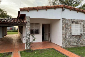 Chalet antiguo con vista al rio